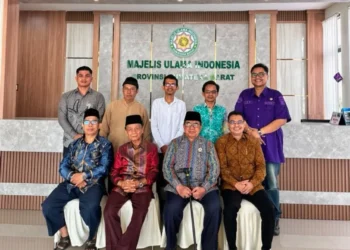 Komisioner KPID Sumbar bersama, Ketua Umum MUI Sumbar Buya Zulkarnaini bersama Sekretaris Umum MUI Sumbar Ki Jal Atri Tanjung dalam audiensi (dok. KPID Sumbar)