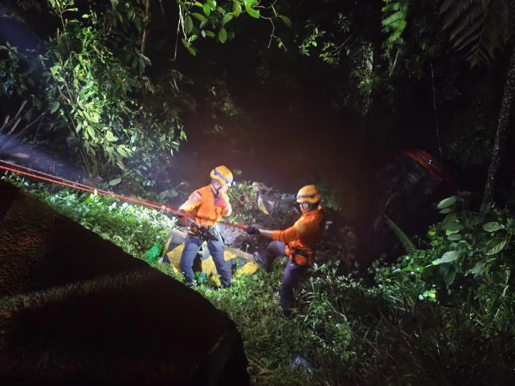 L300 Mundur di Pendakian Sitinjau Lauik, Truk di Belakang Ikut Masuk Jurang