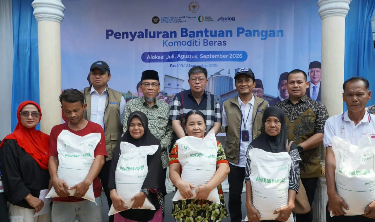 Wawako Maigus Nasir Dampingi Alex Indra Lukman Salurkan Bantuan Pangan 18,8 Ton Beras, Dorong Kemandirian Pangan Rumah Tangga