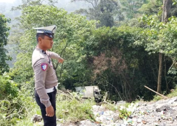 Truk box yang terjun ke jurang di kawasan Bukit Berbunga, Silaing Bawah, Padangpanjang, Minggu (13/9/2026). (Foto: Satlantas Polres Padangpanjang)
