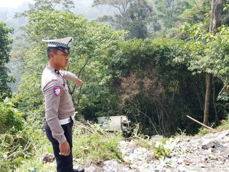 Truk box yang terjun ke jurang di kawasan Bukit Berbunga, Silaing Bawah, Padangpanjang, Minggu (13/9/2026). (Foto: Satlantas Polres Padangpanjang)