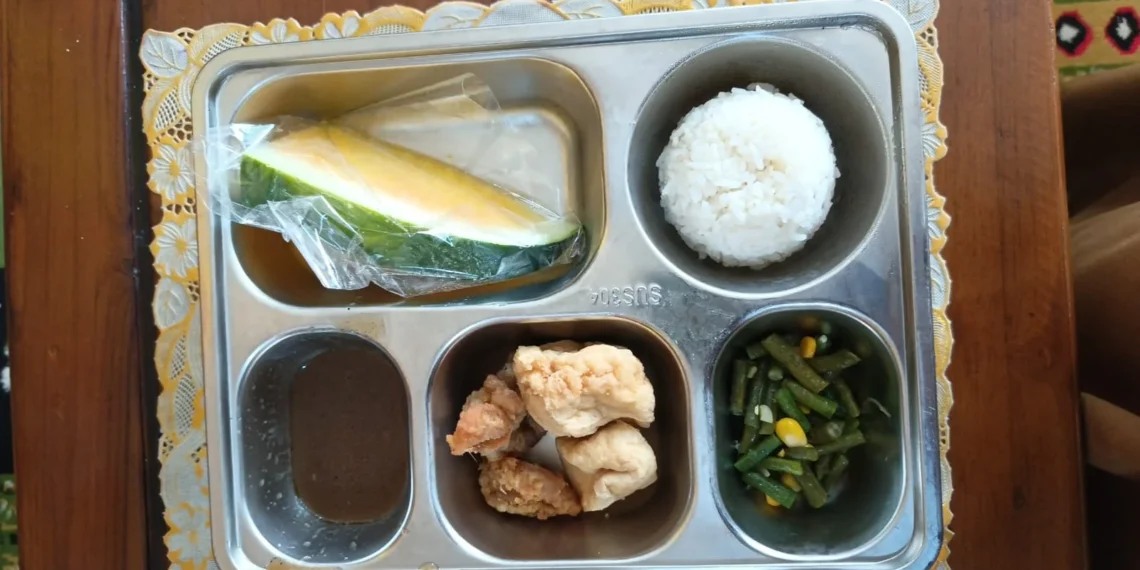 Menu MBG yang diduga disantap siswa dan guru MTsN 1 Pariaman, Senin (14/9/2026)