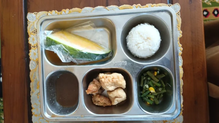 Menu MBG yang diduga disantap siswa dan guru MTsN 1 Pariaman, Senin (14/9/2026)