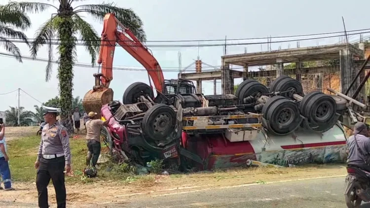 Kondisi truk tangki usai kecelakaan di Kelok Awas, Indrapura, Pessel, Rabu (16/9/2026)