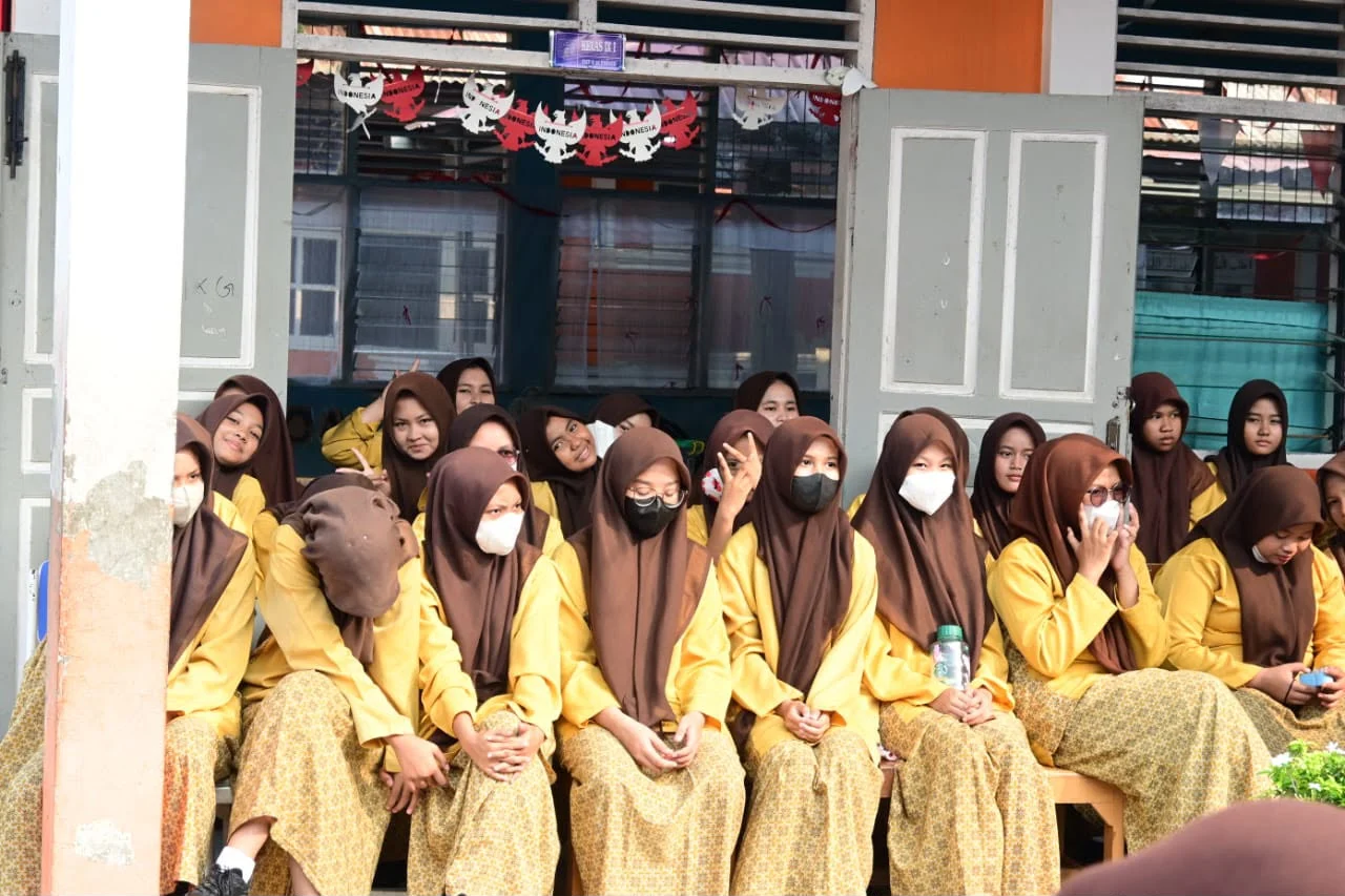 Kabut Asap Menyelimuti Padang, Orang Tua Dampingi Anak Belajar di Rumah