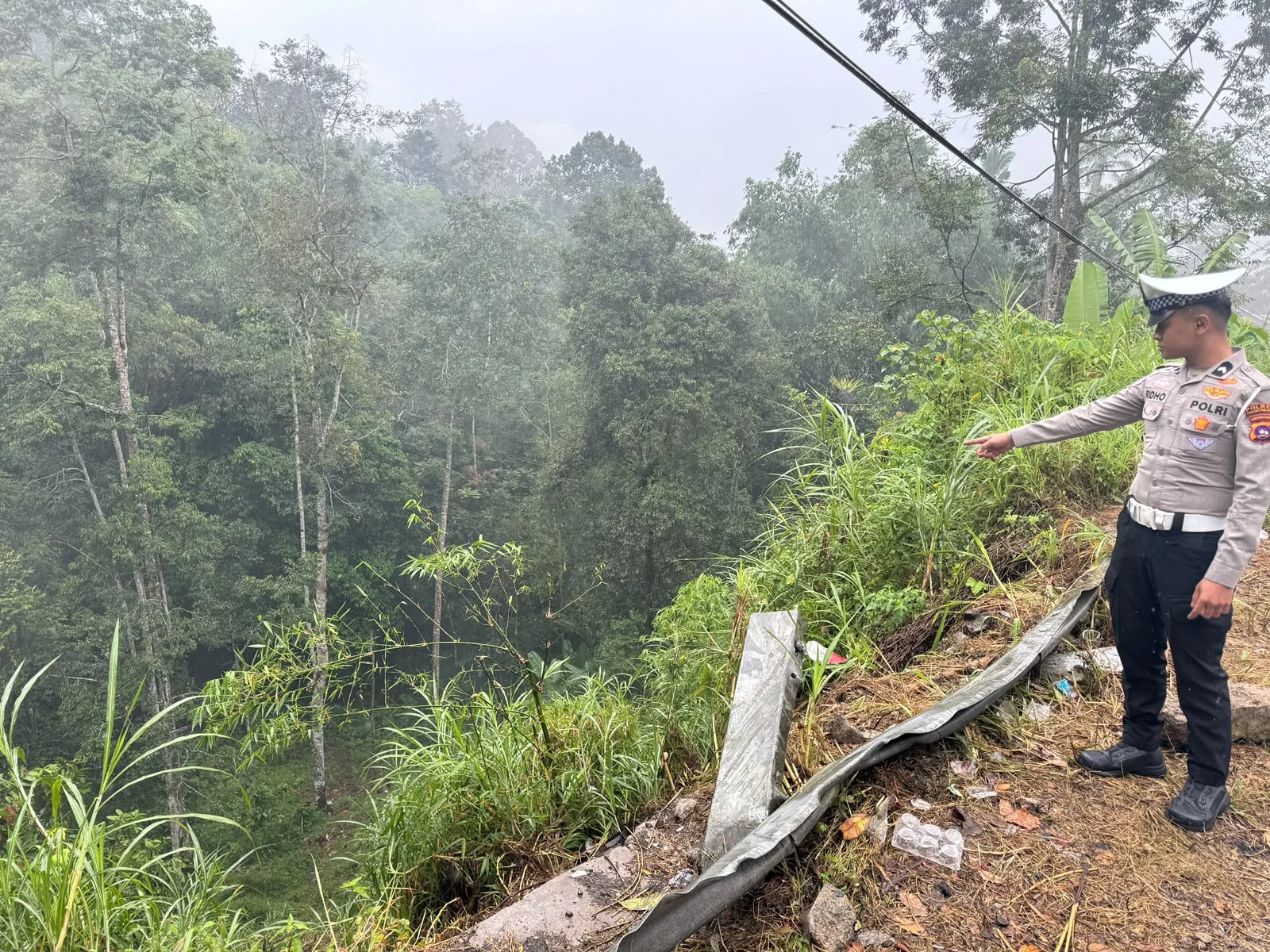 Laka Tunggal, Avanza dari Batu Sangkar Masuk Jurang di Kelok Sikumbang Tanah Datar