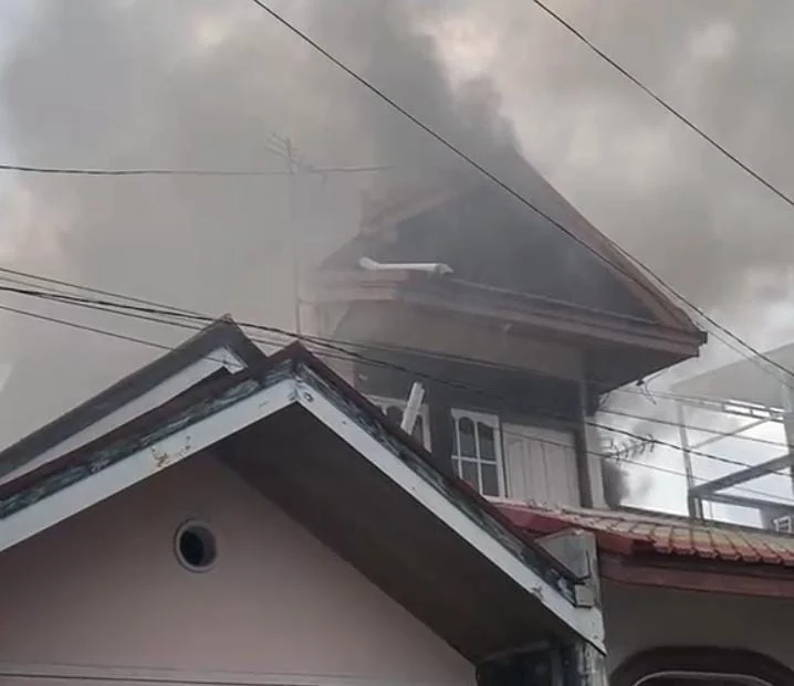 Rumah Dua Lantai di Filano Parak Karakah Kota Padang Terbakar