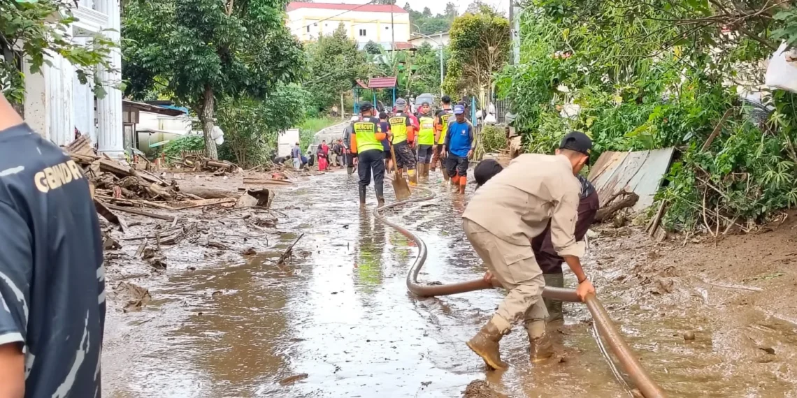 Proses penanganan material banjir bandang di Arosuka Solok