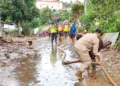 Proses penanganan material banjir bandang di Arosuka Solok