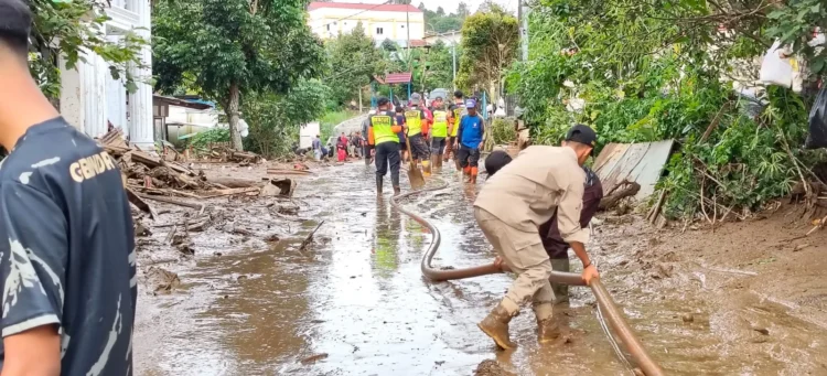 Proses penanganan material banjir bandang di Arosuka Solok
