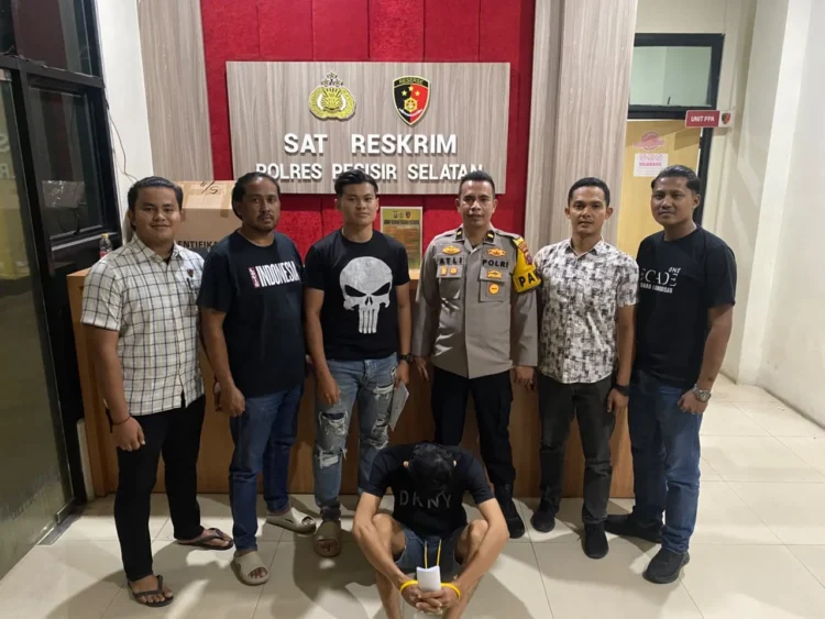 Tersangka saat diamankan Polres Pessel