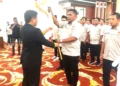 Ketua KONI Pessel M Adli terima Pataka dari Ketua KONI Sumbar Hamdanus