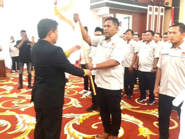 Ketua KONI Pessel M Adli terima Pataka dari Ketua KONI Sumbar Hamdanus