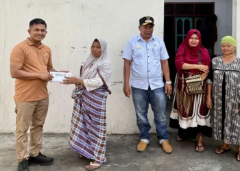 Anggota DPRD Pessel Dapil III, Narsum menyambangi korban kebakaran di Lakitan Selatan, Lengayang, Kamis (3/9/2026)