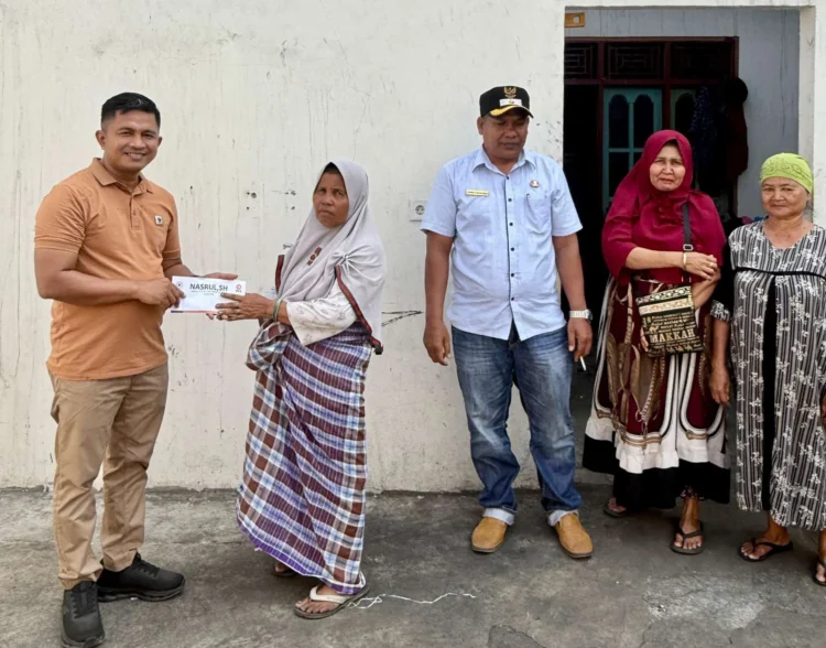 Anggota DPRD Pessel Dapil III, Narsum menyambangi korban kebakaran di Lakitan Selatan, Lengayang, Kamis (3/9/2026)