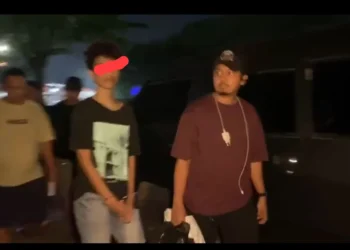 Tersangka saat diamankan Polresta Padang