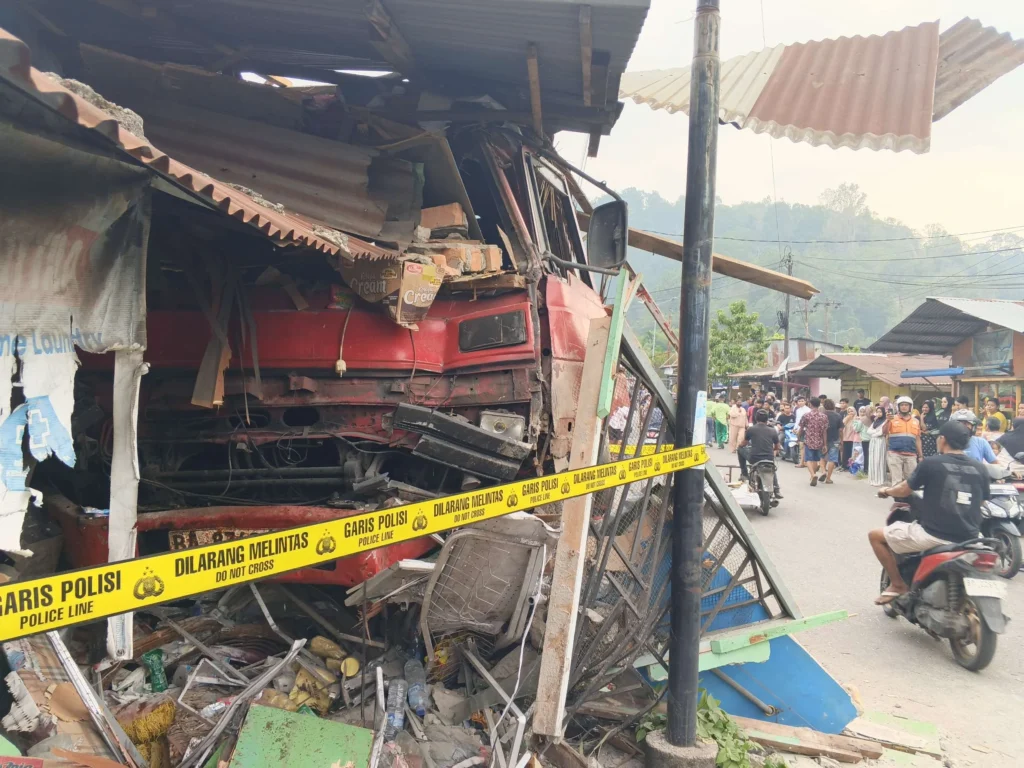 Truk Kontainer Seruduk Warung di Bypass Pampangan, Kernet Meninggal di Lokasi