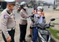 Bagi masker ke Pengendara di 50 Kota dipimpin Kasatlantas IPTU Zarwiko Irzal