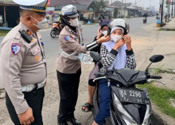 Bagi masker ke Pengendara di 50 Kota dipimpin Kasatlantas IPTU Zarwiko Irzal