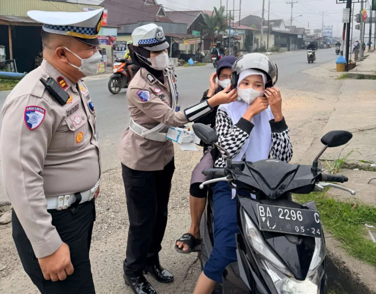 Bagi masker ke Pengendara di 50 Kota dipimpin Kasatlantas IPTU Zarwiko Irzal