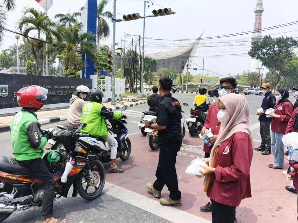 Kabut Asap di Sumbar, BEM Fakultas Hukum Unes dan Wartawan Bagikan Masker untuk Pengendara di Padang