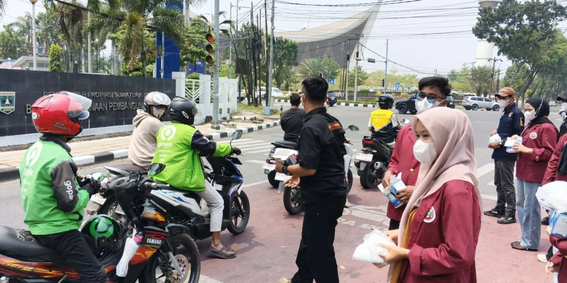 BEM Fakultas Hukum Unes Padang dan wartawan bagi masker di Padang, Rabu (9/9/2026)