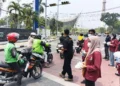 BEM Fakultas Hukum Unes Padang dan wartawan bagi masker di Padang, Rabu (9/9/2026)