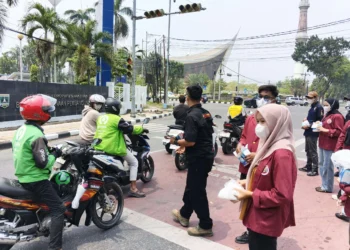 BEM Fakultas Hukum Unes Padang dan wartawan bagi masker di Padang, Rabu (9/9/2026)