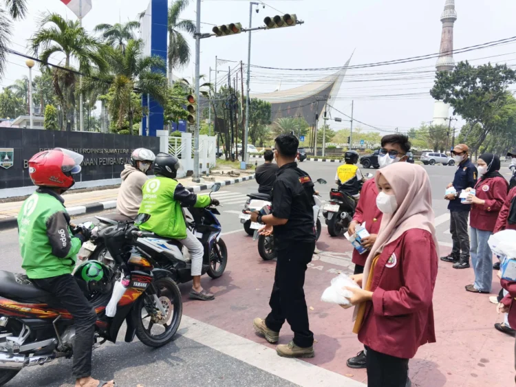 BEM Fakultas Hukum Unes Padang dan wartawan bagi masker di Padang, Rabu (9/9/2026)