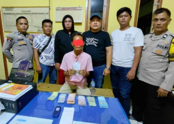 Tersangka saat diamankan Polsek Batang Kapas, Selasa malam (25/8/2026).
