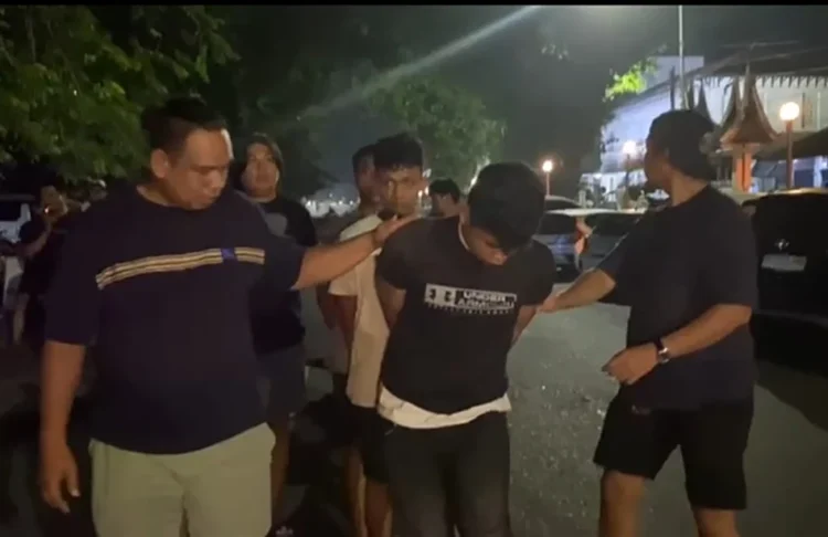 Ketiga tersangka saat diamankan di Polresta Padang