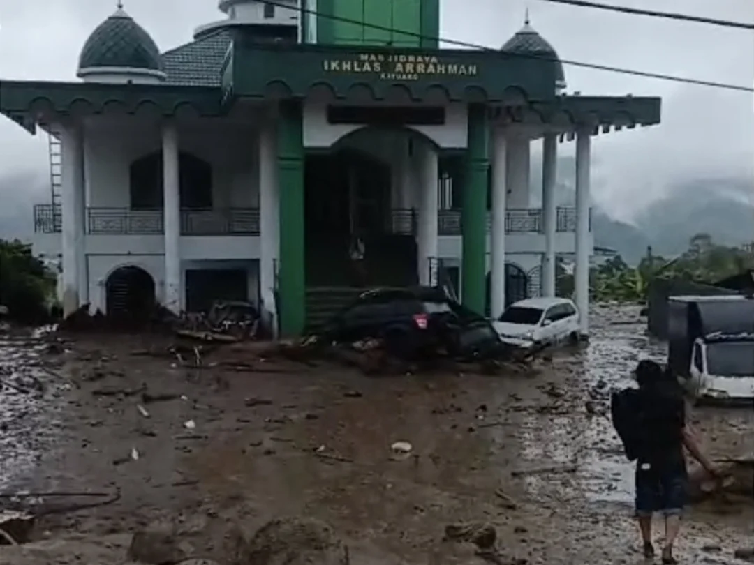 Galodo Terjang Arosuka, Seratusan Rumah Terdampak dan Akses Solok-Padang Putus