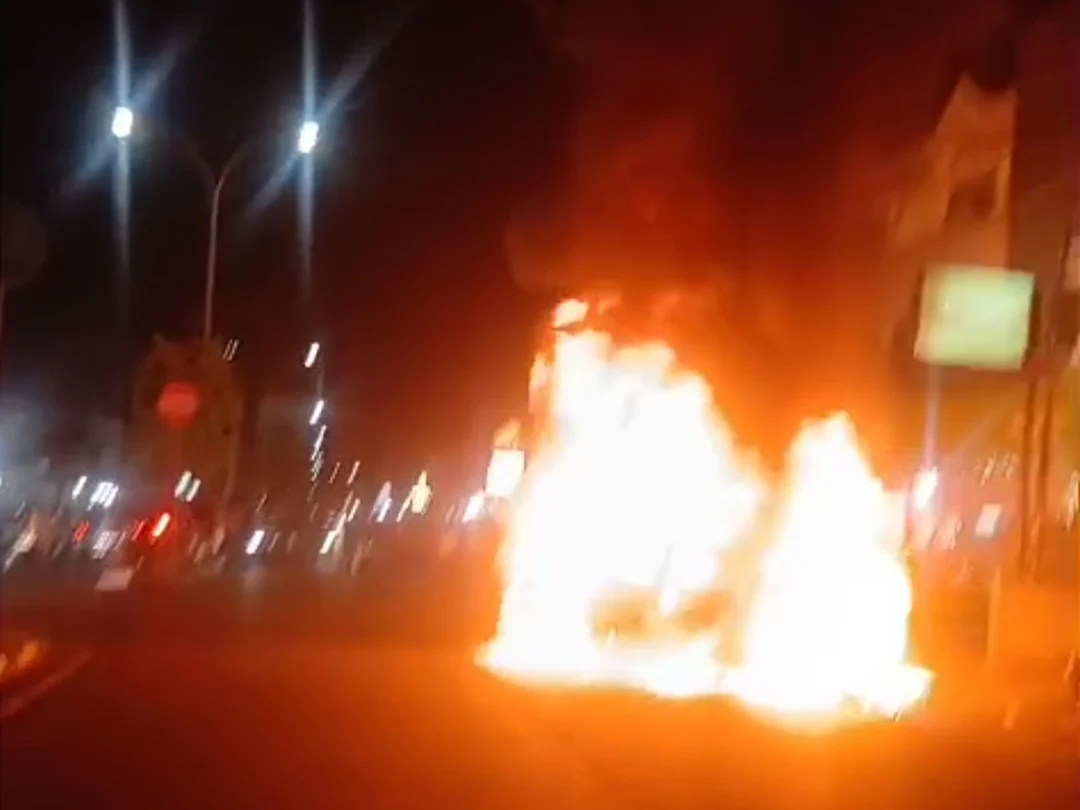 Toyota Expander Terbakar di Jalan Dr Sutomo Padang, Kerugian Ditaksir Rp300 Juta