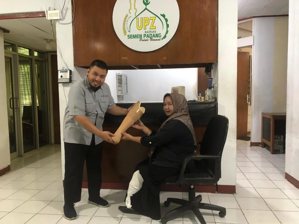 Kaki Palsu Pulihkan Harapan, UPZ BAZNAS Semen Padang Bantu Rahma Kembali Berjalan dan Produktif
