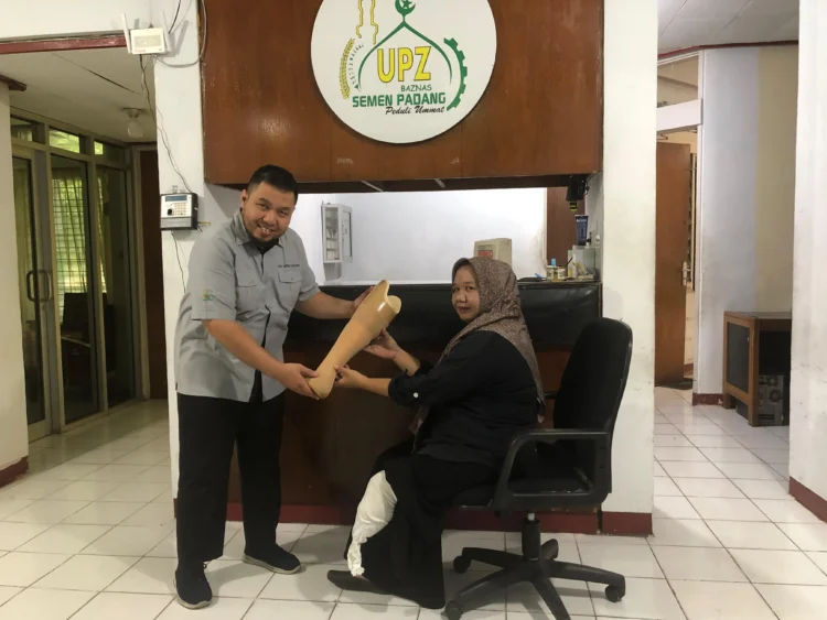 Kaki Palsu Pulihkan Harapan, UPZ BAZNAS Semen Padang Bantu Rahma Kembali Berjalan dan Produktif