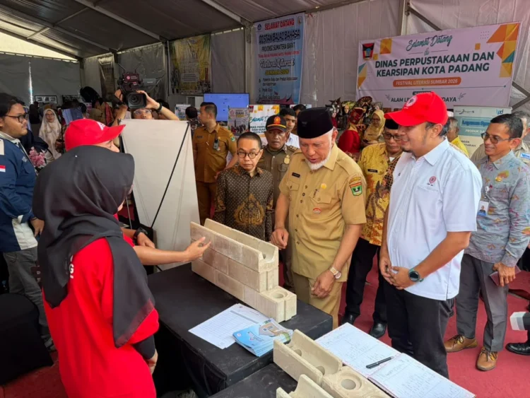Stan Pameran SEPABLOCK Pikat Perhatian di Festival Literasi Sumbar 2026, Gubernur Mahyeldi Sambangi dan Pelajari Keunggulannya