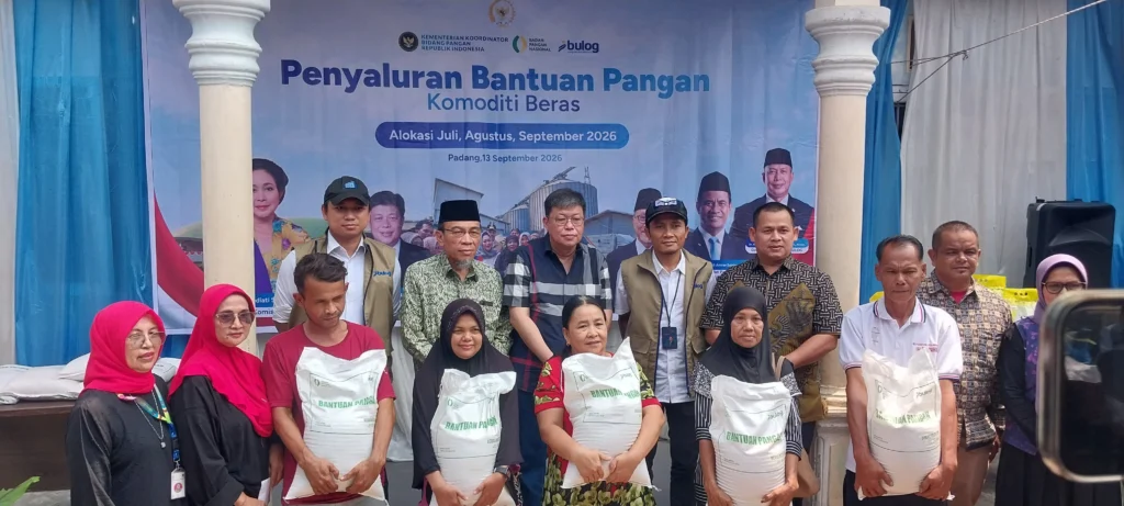 BULOG Bersama Wakil Ketua Komisi IV DPR RI Salurkan Bantuan Pangan di Kota Padang