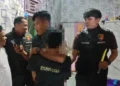 Tersangka saat diamankan Polres Pasbar