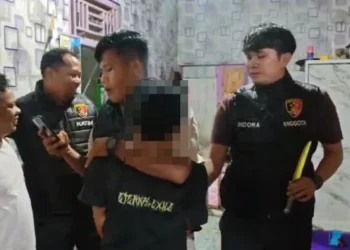 Tersangka saat diamankan Polres Pasbar