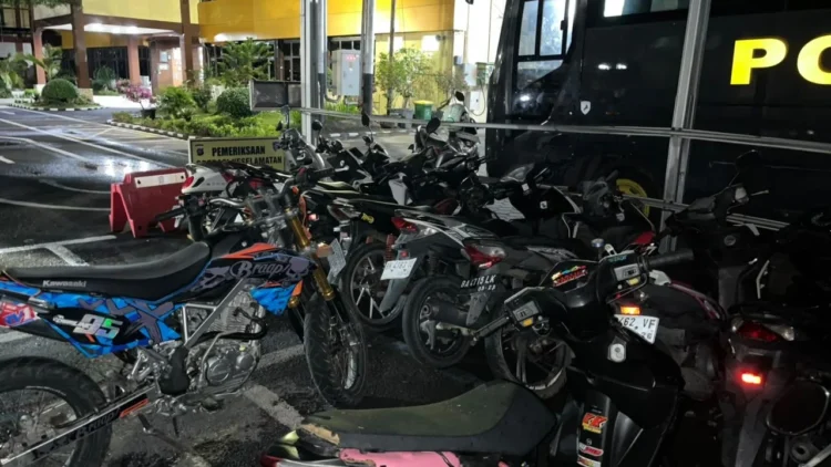 Sejumlah kendaraan yang diamankan Polresta Padang, Minggu (20/9/2026), dini hari.