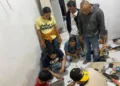 Tersangka saat diamankan polisi