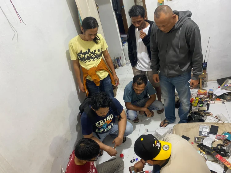 Tersangka saat diamankan polisi