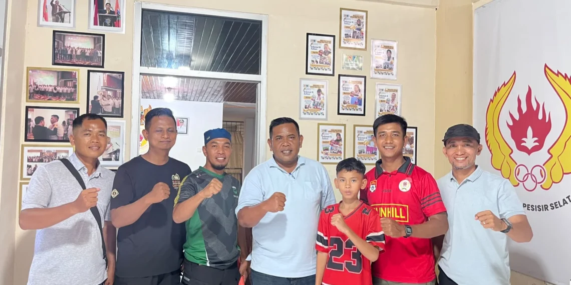 Ketua KONI Pessel M. Adli foto bersama Lepas Atlet Berkuda Memanah ke PORPROV XVI Sumbar,