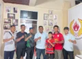 Ketua KONI Pessel M. Adli foto bersama Lepas Atlet Berkuda Memanah ke PORPROV XVI Sumbar,