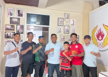 Ketua KONI Pessel M. Adli foto bersama Lepas Atlet Berkuda Memanah ke PORPROV XVI Sumbar,