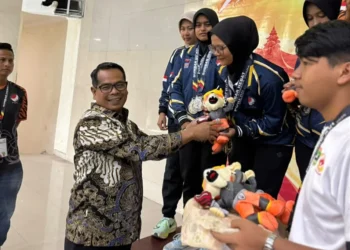 Wabup Pessel Risnaldi saat pengalungan Juara Umum Petanque Porprov Sumbar untuk Pessel