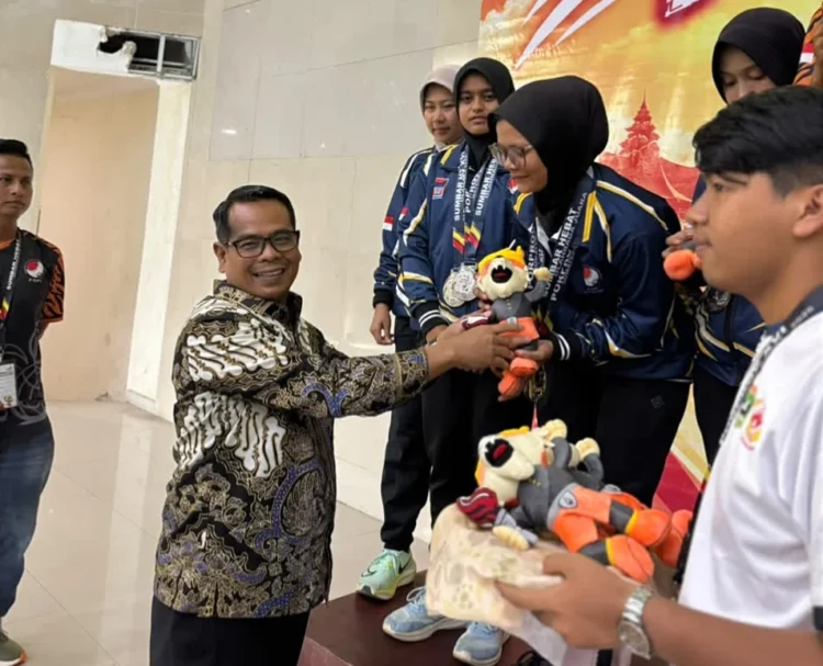 Wabup Pessel Risnaldi saat pengalungan Juara Umum Petanque Porprov Sumbar untuk Pessel