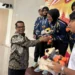 Wabup Pessel Risnaldi saat pengalungan Juara Umum Petanque Porprov Sumbar untuk Pessel