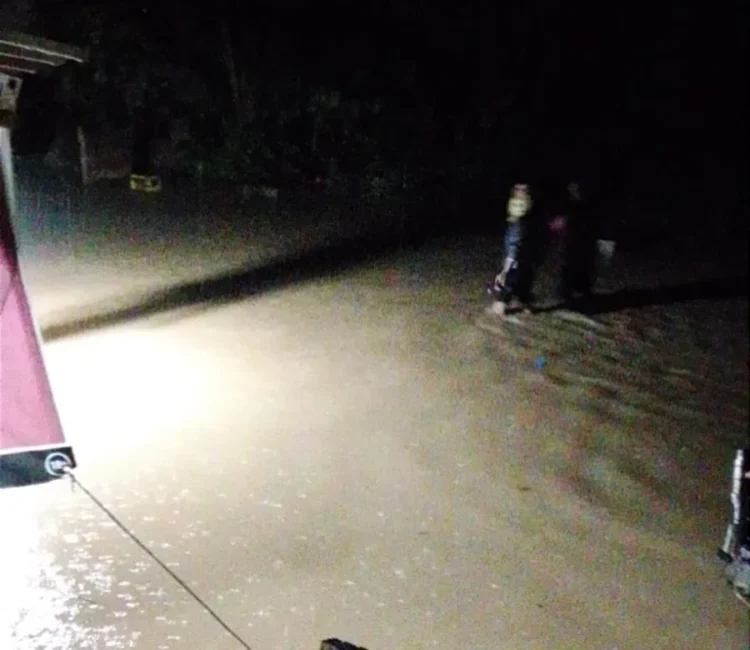 Banjir di Kampung Bukit Kaciak, Nagari Amping Parak Timur, Kecamatan Sutera, masih merendam, Jumat (9/10/2026), malam.