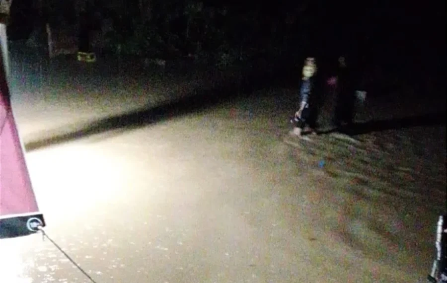 Banjir di Kampung Bukit Kaciak, Nagari Amping Parak Timur, Kecamatan Sutera, masih merendam, Jumat (9/10/2026), malam.